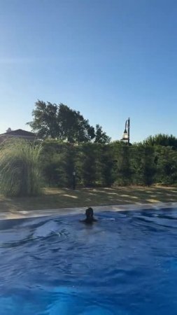 Купание девушки в бассейне