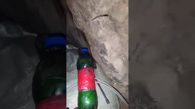 Реакция бойца на сброшенную бутылку с водой.