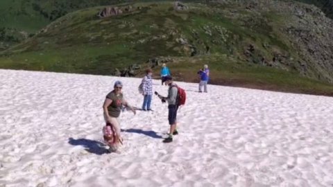 Туристы гуляют и снимают красоты Алтая на гаджеты: живые эмоции и незабываемые кадры 📱🌄