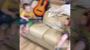 Детки играют и поют