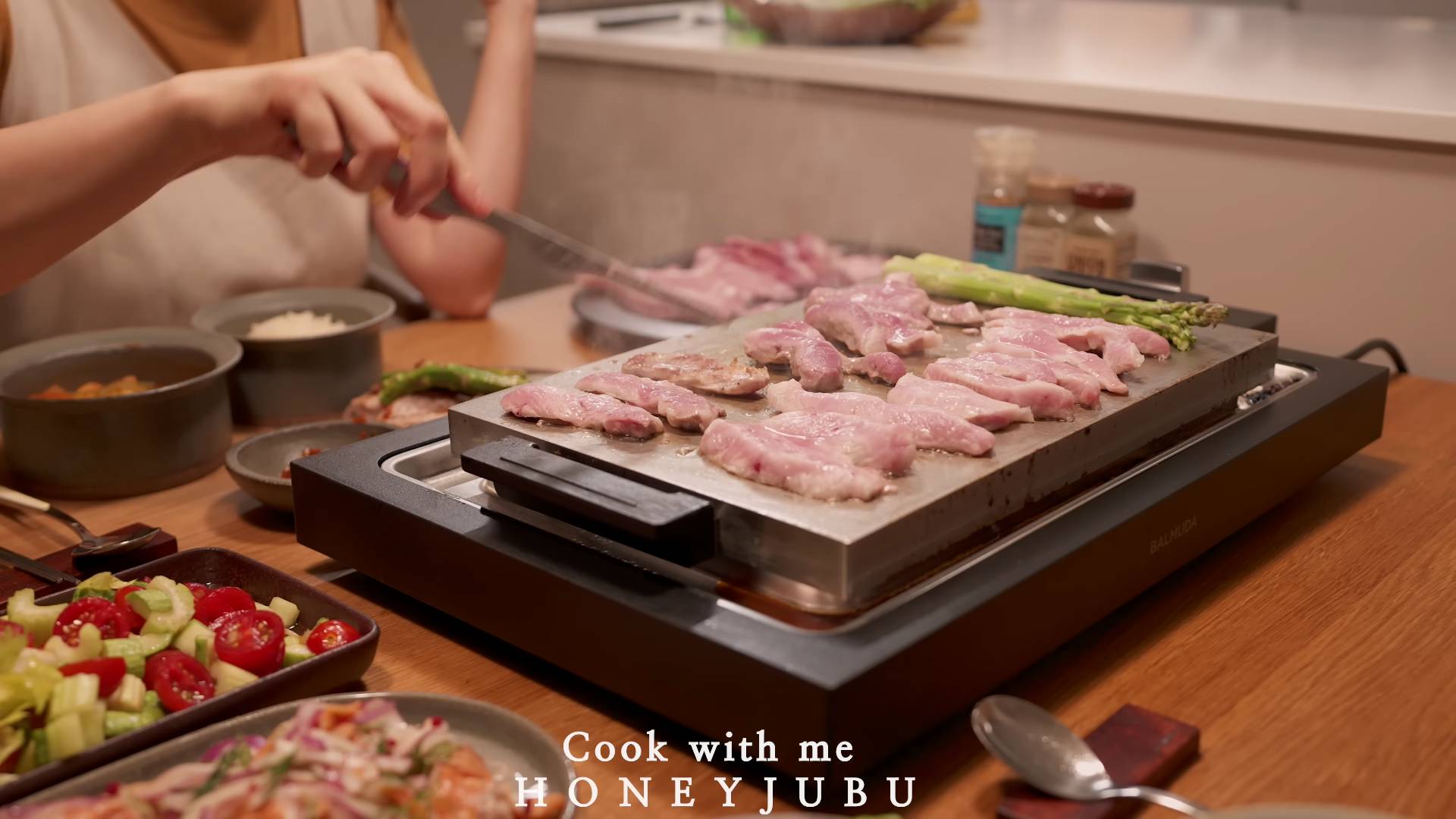 Honeyjubu Обыденность за обеденным столом, полная искренности