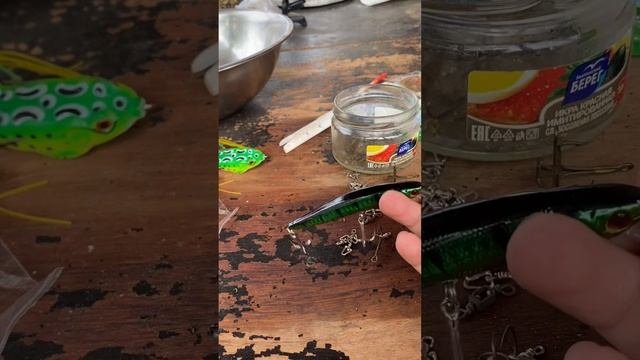 Показала снасти.
Первое видео