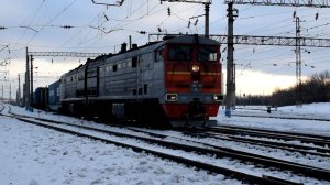 Тепловоз 2ТЭ10М-3434 с коротким составом.