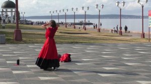 Танцовщица на набережной Петрозаводска. Июнь 2021.