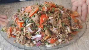 САЛАТ С КУРИНОЙ ПЕЧЕНЬЮ ЗЕЛЕНЬЮ И ОВОЩАМИ Подойдёт на праздничный стол и повседневный.