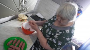 СМЕЁМСЯ И ВКУСНО ГОТОВИМ КОТЛЕТЫ Почему именно такой формы вкуснее РЕЦЕПТ ДОМАШНИХ КОТЛЕТ ПО-СЕЛЬКИ