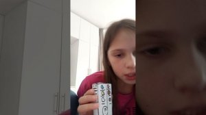 распаковка лабубу из бумаги