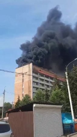 🔥В Электростали произошел пожар в центральной медико-санитарной части №21 во время работ на кровле