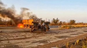 Уничтожение тягача со 155-мм гаубицей M777 в Херсонской области сначала сбросами с коптера, а по...