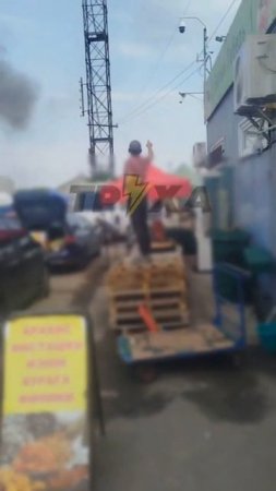 Прилет Герани сегодня утром в Запорожье. Люди на рынке флегматично снимают очередной прилет на...