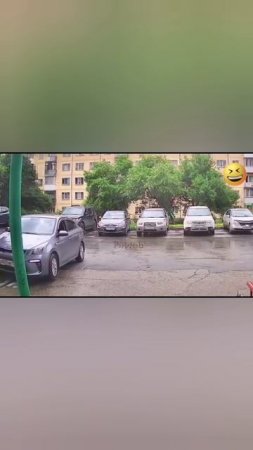 в один день мужик стукнул авто и уехал, а во второй женщина снесла припаркованный авто 😂