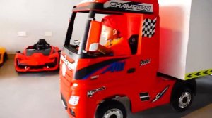 ВЛАД И НИКИ - Никита на детском грузовике доставляет игрушки