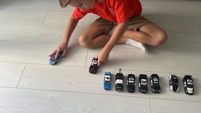 Марк играет с полицейской машиной и учится быть полицейским. смотреть онлайн