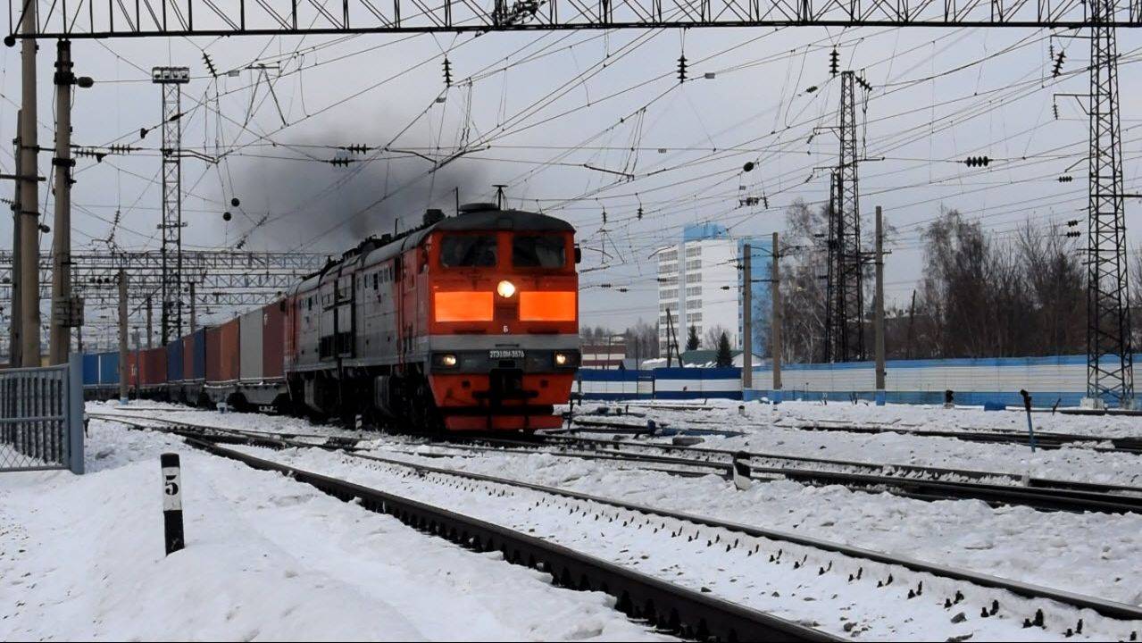 Тепловоз 2ТЭ10М-3576. Отправление с контейнерным поездом.