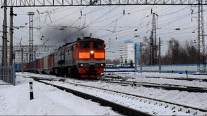 Тепловоз 2ТЭ10М-3576. Отправление с контейнерным поездом.