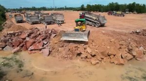 Самосвалы засыпают территорию , пригнали сразу много самосвалов