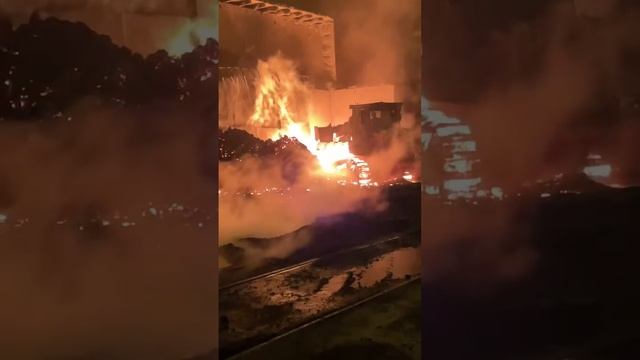 На видео обычная рутина: удаляют шлак из шлакового коридора.