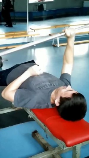 One arm bench press 35 kg