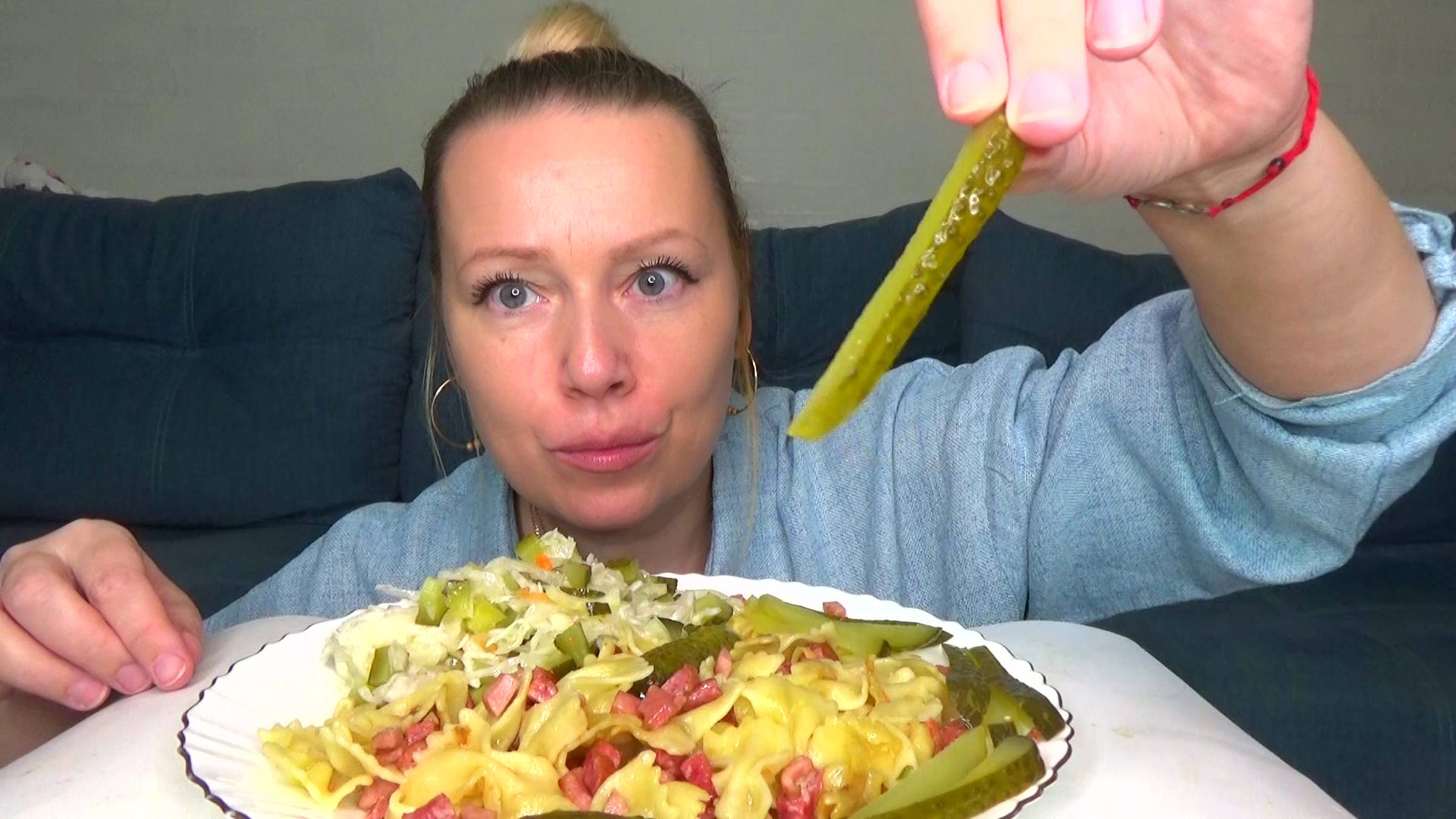 Мукбанг  макароны с колбасой ,капуста квашеная и огурцы соленые. еда на камеру.