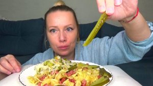 Мукбанг  макароны с колбасой ,капуста квашеная и огурцы соленые. еда на камеру.