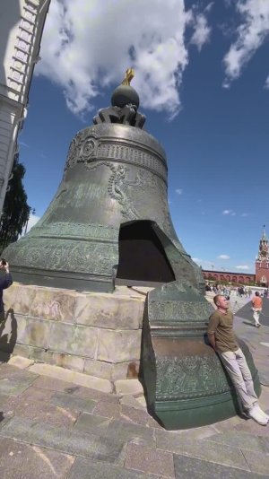 Царь-пушка/Tsar Cannon. Царь-колокол/Tsar Bell. Кремль. Москва. Moscow Kremlin