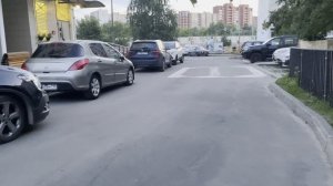 Жители недовольны, что застройщик разрушает внутридворовые территории.