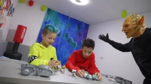 Монстр СЛЕДИТ за Нами! Прятки от Зомби в Доме! Hide and Seek with Monster