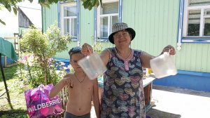 08.07.25. Жизнь в деревне - Зять косит, установили бассейн, Зоя с дочерью на огороде. Шашлык