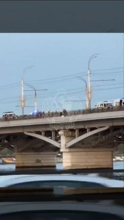 Пожилой мужчина хотел спрыгнуть с Чернавского моста в Воронеже. Спасателям удалось отговорить его.