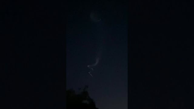 Над Крымом летит какая-то мандала. Крымчане скидывают видео.