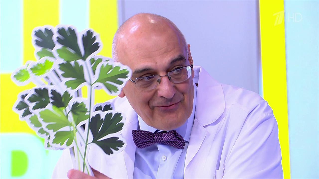 Для костей, зрения и сердца: ведущие "Жить здорово!" рассказали о пользе петрушки