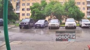 На парковке у дома 17/1 по улице Столетова в Калининском районе женщина на тёмно-синей Kia Rio пытал
