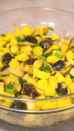 Картофельный салат с грибами и зелёным луком