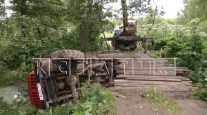 Пожарная машина по пути на вывоз провалилась в реку вместе с мостом