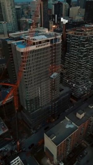 Подъем двух 12-тонных плавательных бассейнов в Торонто