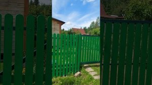 Забор на даче с откатными воротами.
