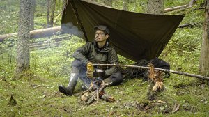ЛАГЕРЬ ОДИНОЧКИ У РЕКИ, ПЛАЩ - ПАЛАТКА, КОФЕ У КОСТРА