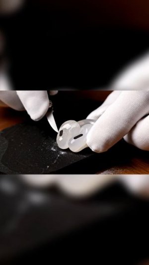Разрезал AirPods — внутри оказался камень АСМР