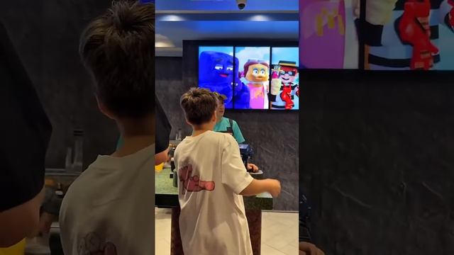 Попали в Minecraft McDonald’s #shorts Артур и Давид новые серии
