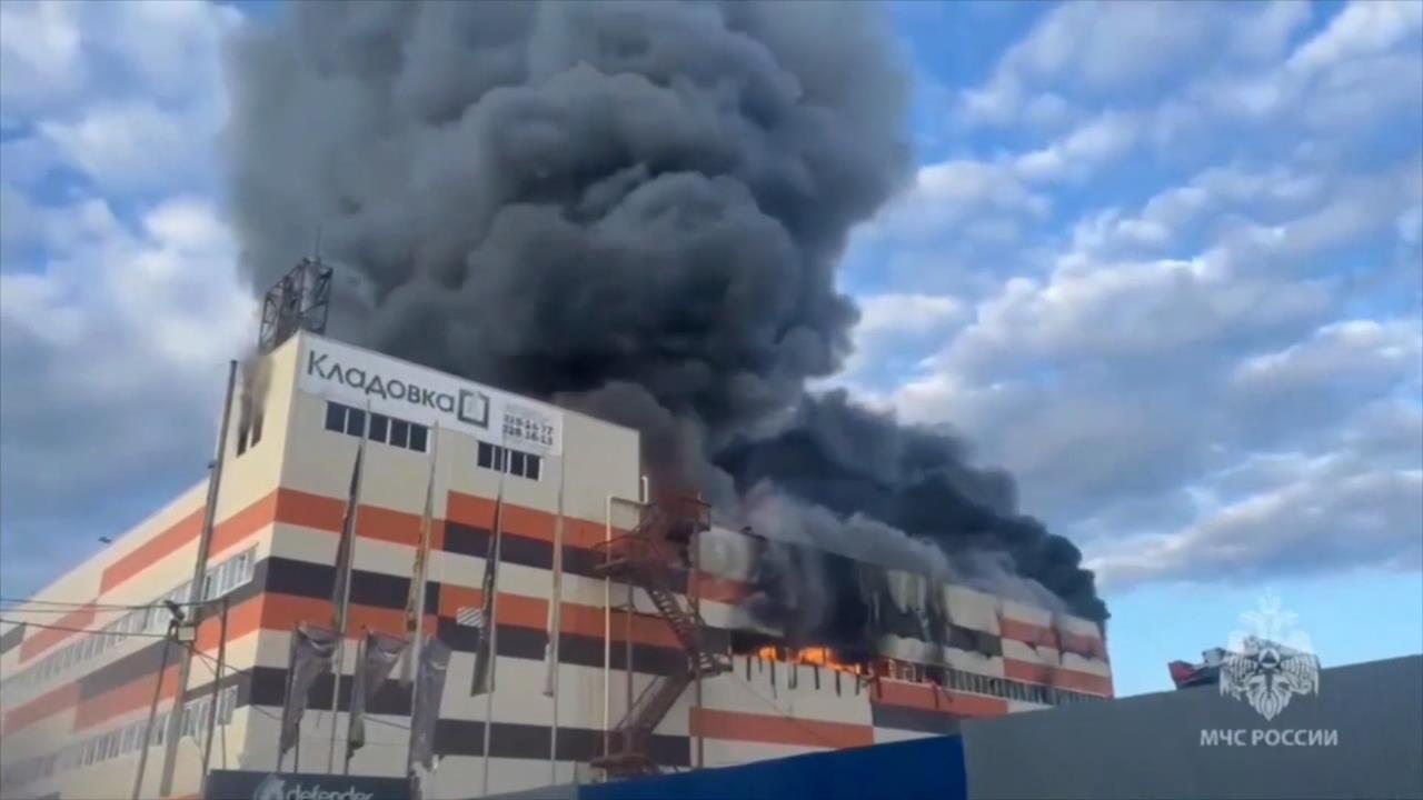 Склад горит в Екатеринбурге на 2,5 тыс. "квадратах": видео