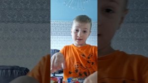 Я пробую два вкуса черешня и клубника