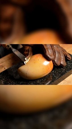 Решил разрезать спелое манго, но нож наткнулся на камень