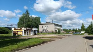 Гуляем с внуками на детской площадке.