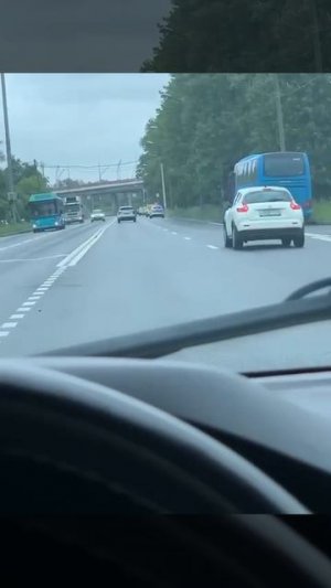 Из за перебоев интернета каршеринг внезапно останавливается на улице