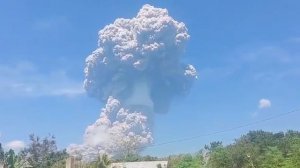 В Индонезии произошло извержение вулкана Левотоби.