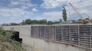 Продолжается строительство пешеходного и автомобильного мостов в Крымске