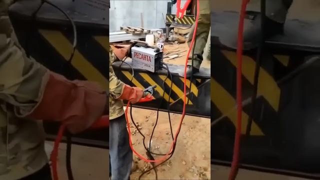 Показываем, как запустить мотор с помощью сварочного аппарата.