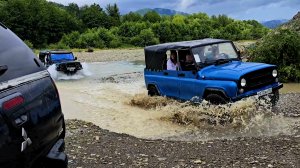 Джипинг на реке в горах
