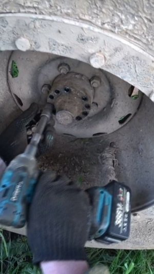 Откручиваю Ступица УАЗ, для того чтобы снять колесо