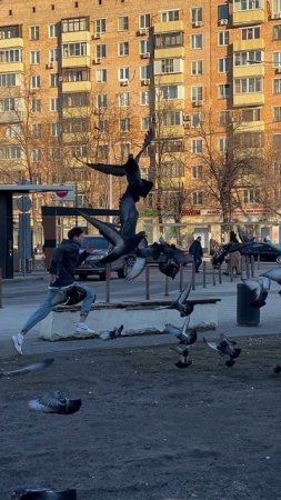 И куда он бежит